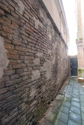 <p>De laat-middeleeuwse stadsmuur is in de steeg achter de Plantagekerk in het zicht. Aan de oostzijde kraagt de muur aan de bovenzijde ongeveer 10 cm uit. Het is onduidelijk, mede vanwege de afwerking met plaatmateriaal, of dit in verband gebracht kan worden met de onderzijde van een borstwering waarachter verdedigers zich verdekt konden opstellen. </p>
